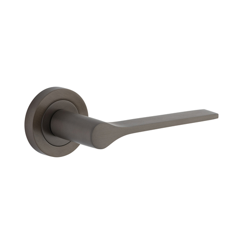 Iver Como Door Lever Handle on Round Rose Passage Signature Brass 0361