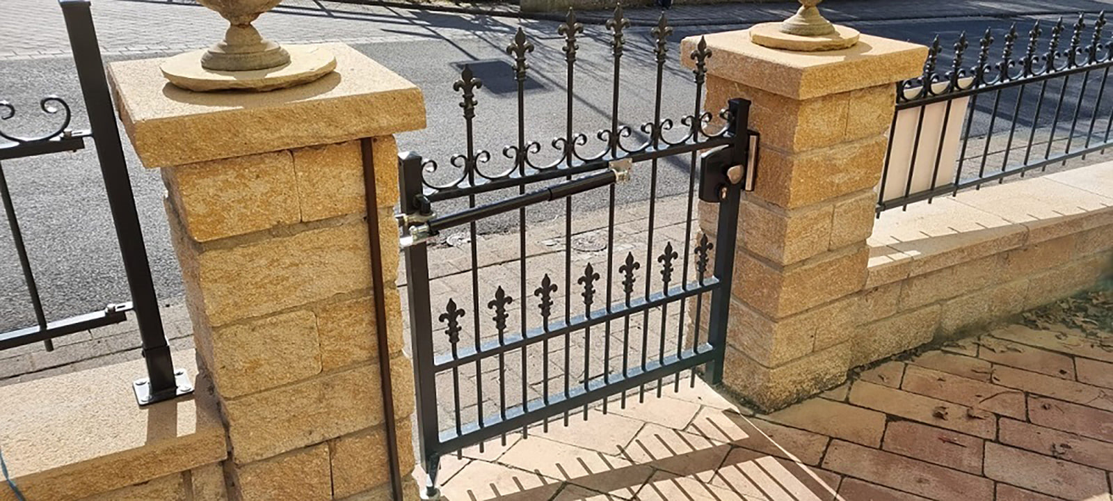 Dictator Direkt Gate and Door Closer 150mm Stroke up to 80Kg or 1.2m Wide 400N Dark Grey 1018-0127