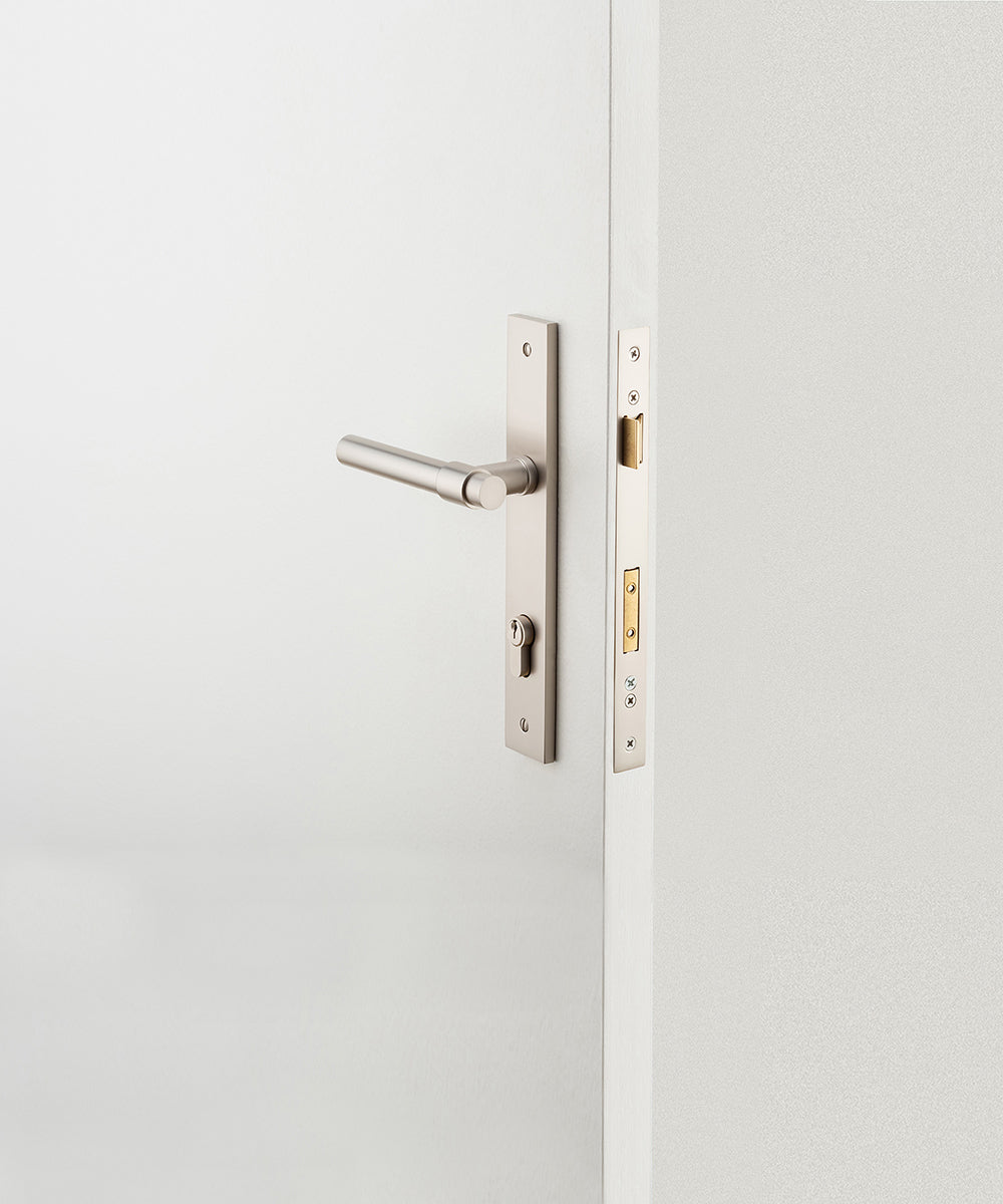 Iver Osaka Door Lever Handle on Oval Backplate Entrance Kit Key/Key - Available in Various Finishes