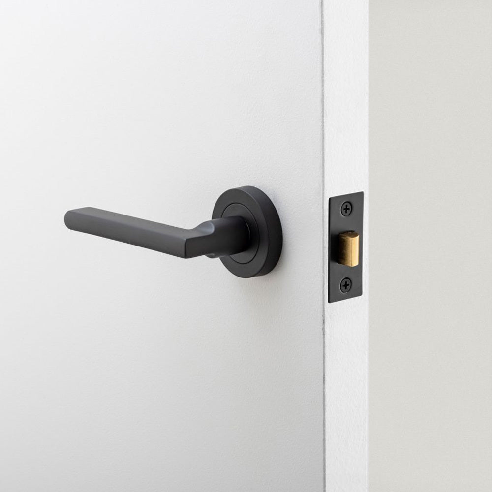 Iver Baltimore Door Lever Handle on Round Rose