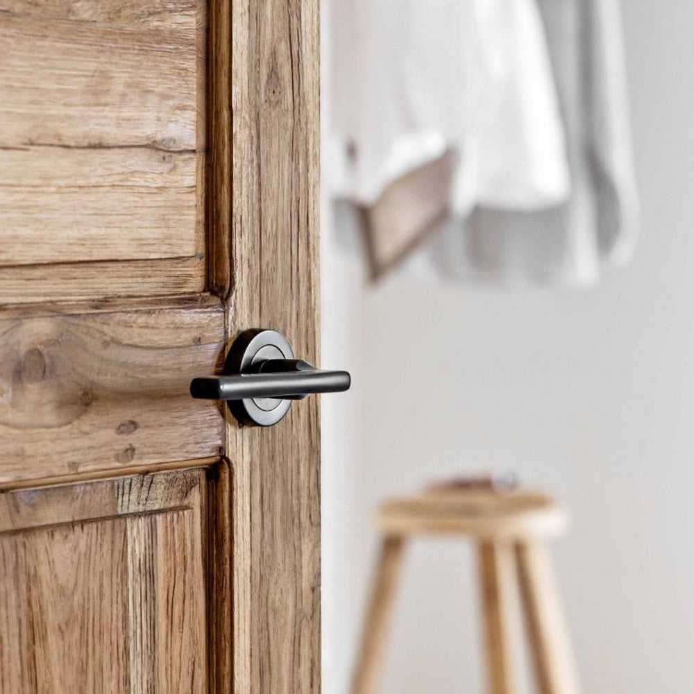Iver Baltimore Door Lever Handle on Round Rose