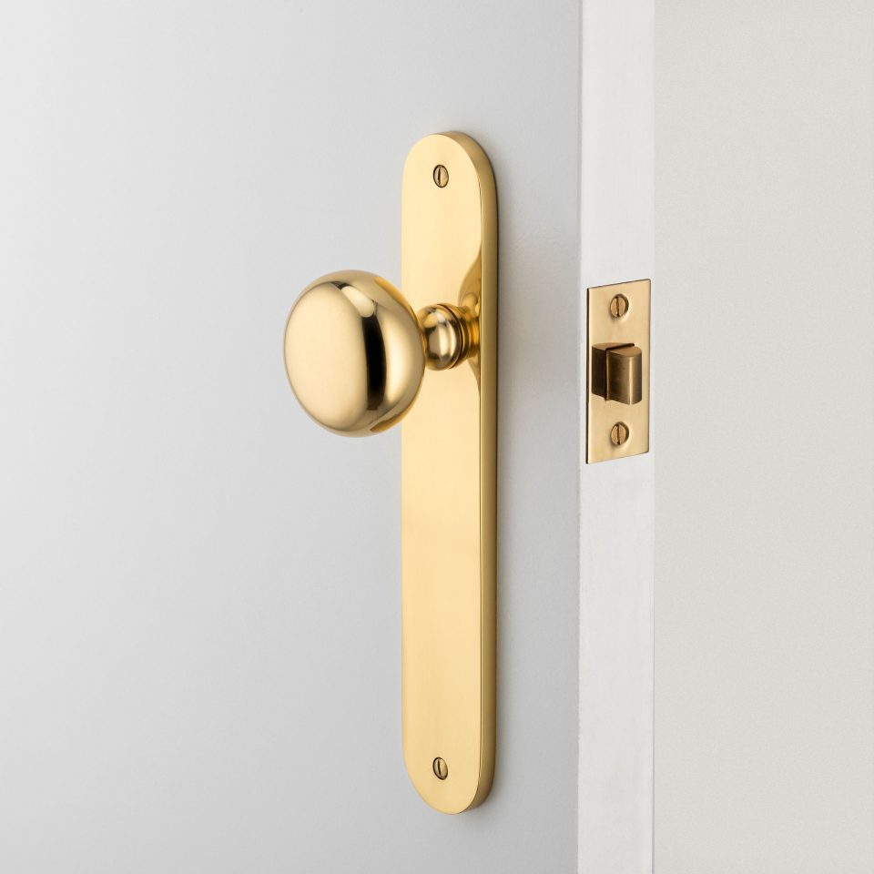 Iver Cambridge Door Knob on Oval Backplate Satin Nickel