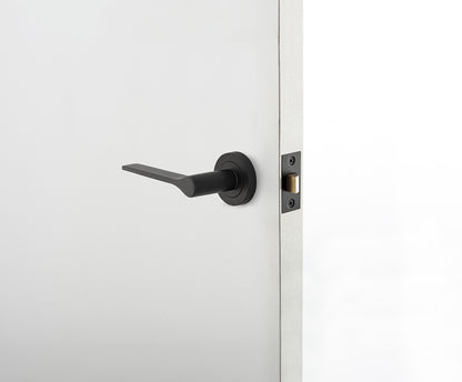 Iver Como Door Lever Handle on Round Rose Passage