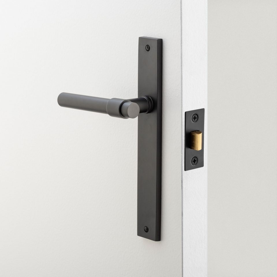 Iver Helsinki Door Lever Handle on Rectangular Backplate Signature Brass